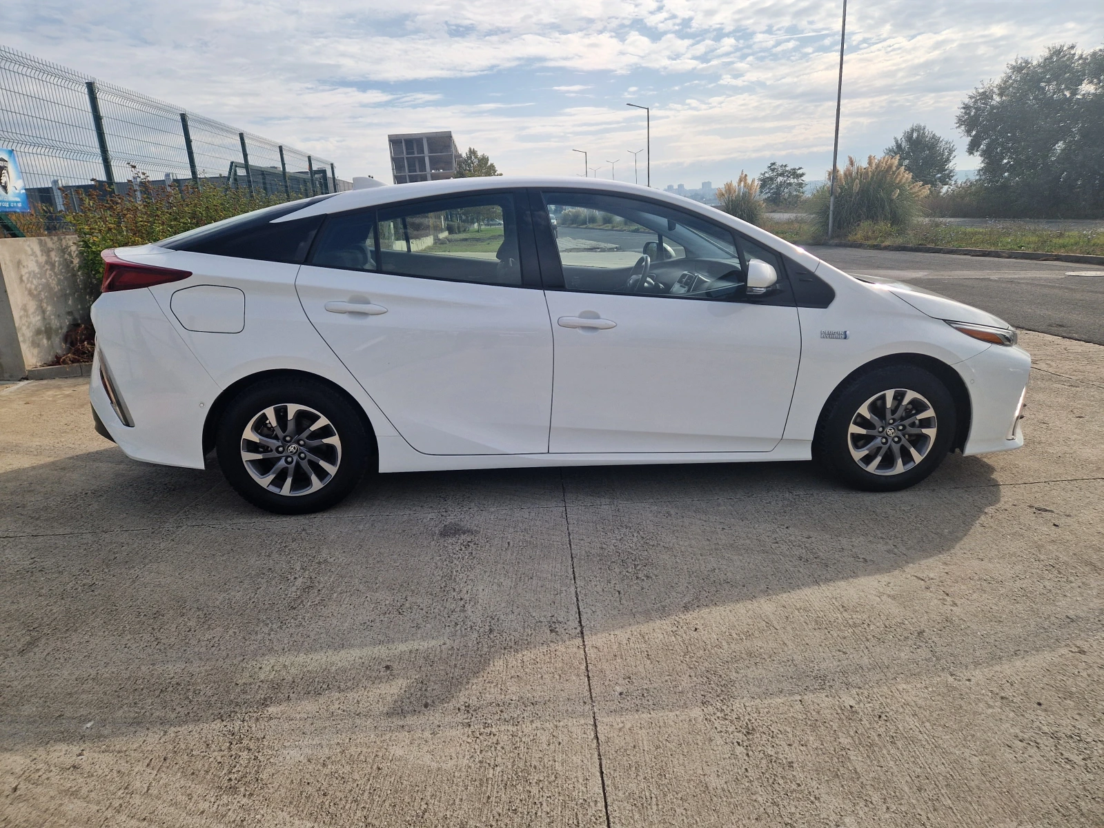 Toyota Prius Plug in Hybrid, снимка 4 - Автомобили и джипове - 56615524