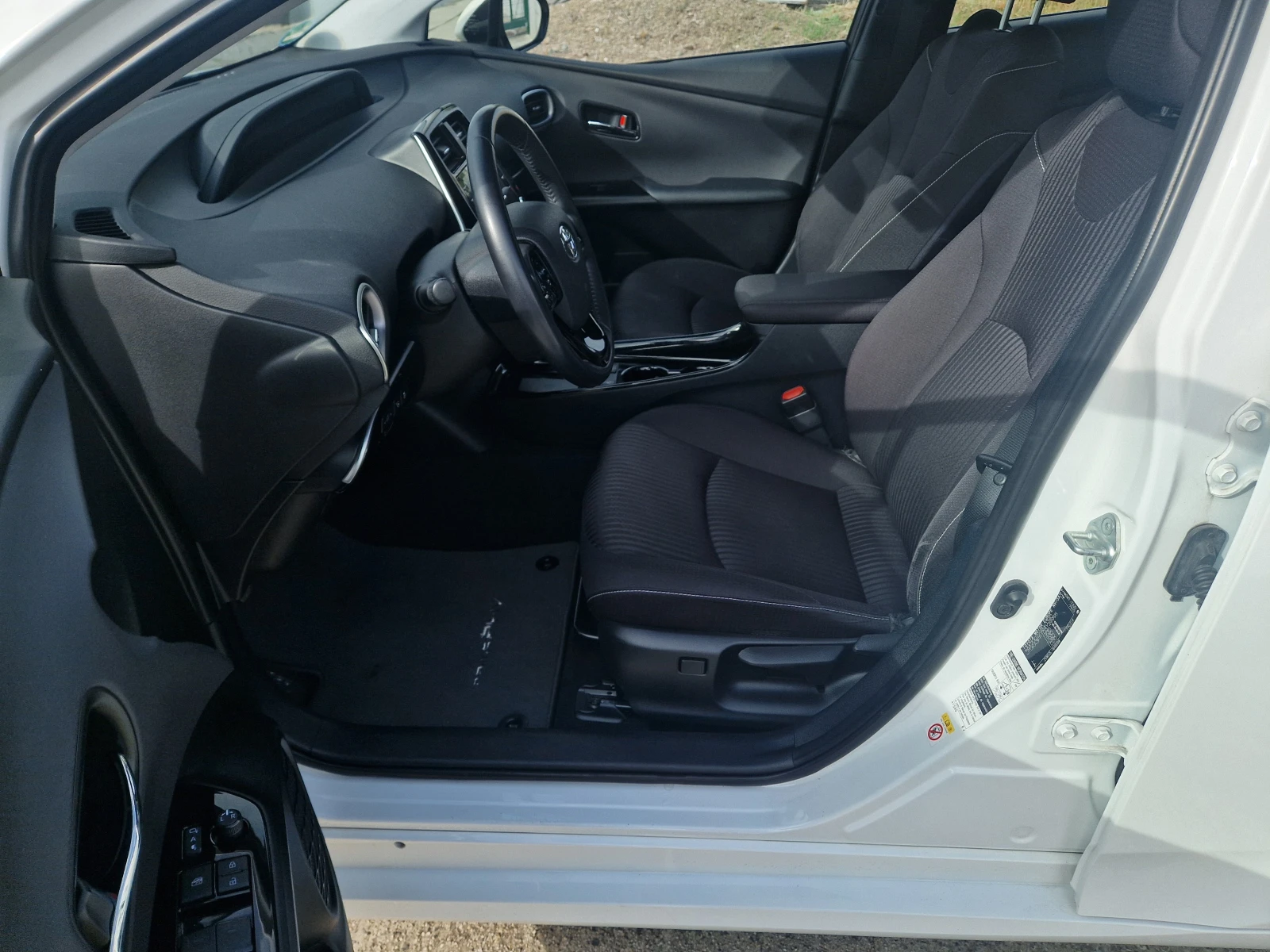 Toyota Prius Plug in Hybrid, снимка 10 - Автомобили и джипове - 56615524