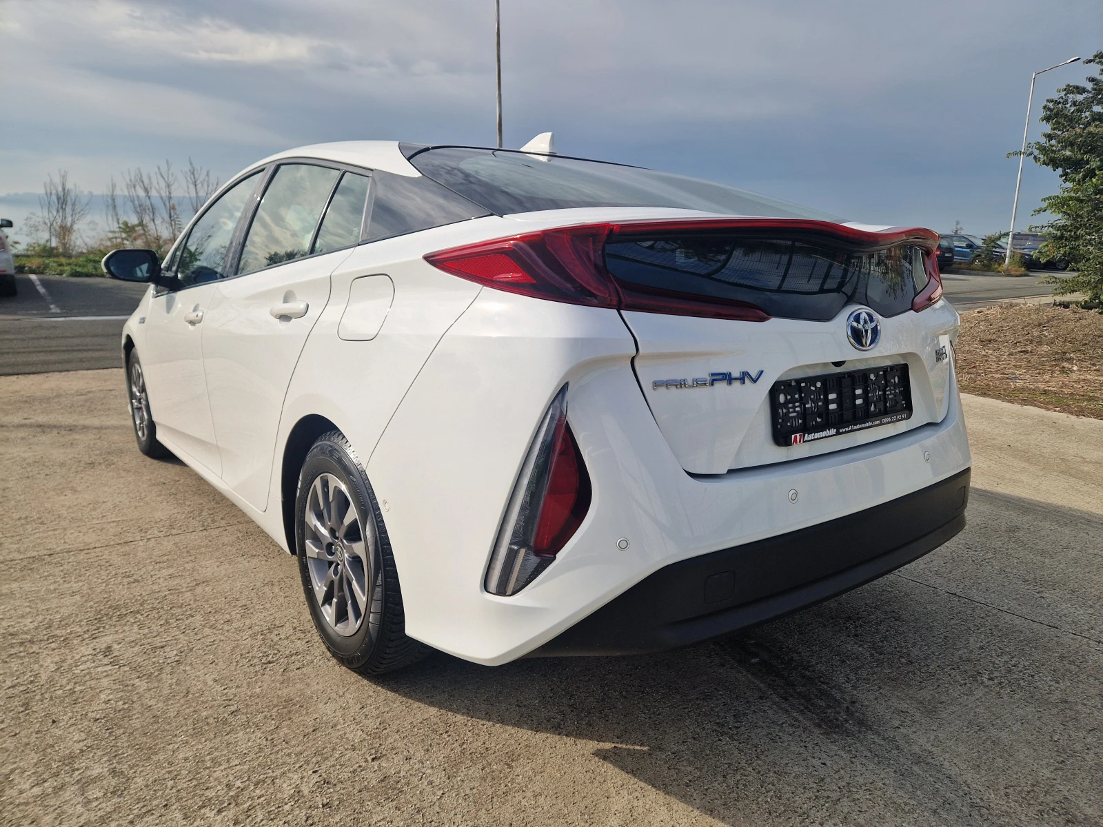 Toyota Prius Plug in Hybrid, снимка 7 - Автомобили и джипове - 56615524