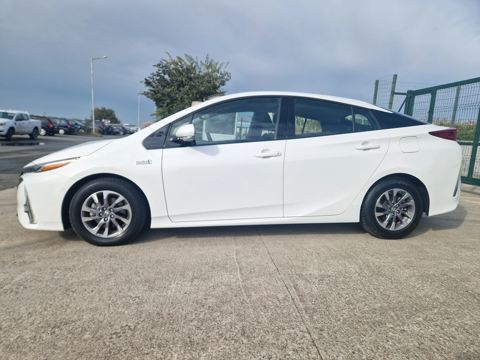 Toyota Prius Plug in Hybrid, снимка 8 - Автомобили и джипове - 56615524