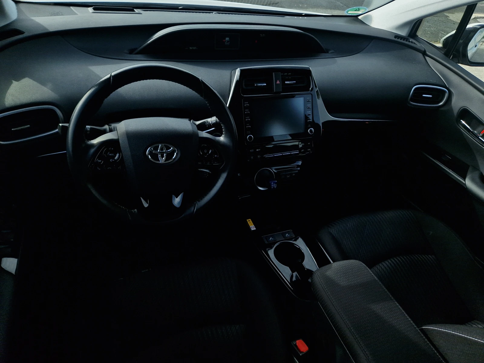 Toyota Prius Plug in Hybrid, снимка 11 - Автомобили и джипове - 56615524
