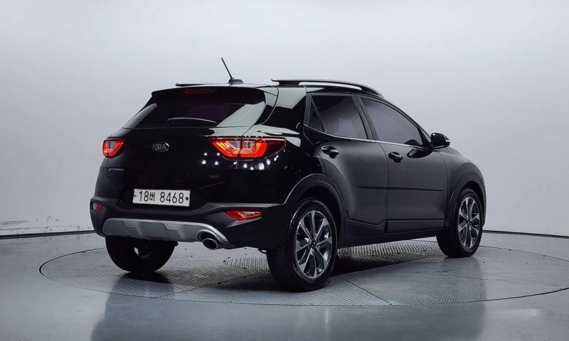 Kia Stonic Diesel 1.6 Trendy * НАЙ-ДОБРА ЦЕНА В БЪЛГАРИЯ* , снимка 2 - Автомобили и джипове - 52111878