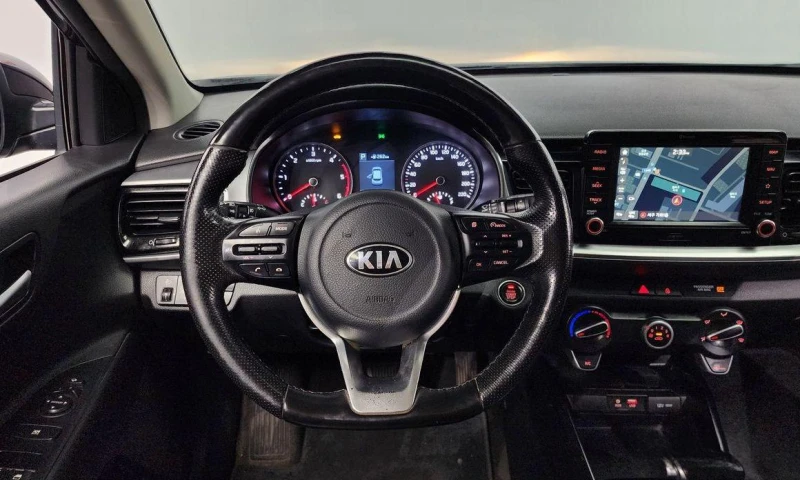 Kia Stonic Diesel 1.6 Trendy * НАЙ-ДОБРА ЦЕНА В БЪЛГАРИЯ* , снимка 13 - Автомобили и джипове - 52111878