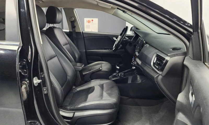 Kia Stonic Diesel 1.6 Trendy * НАЙ-ДОБРА ЦЕНА В БЪЛГАРИЯ* , снимка 11 - Автомобили и джипове - 52111878