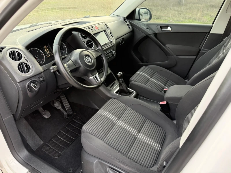 VW Tiguan 2.0 TDI / SPORT / 4MOTION / NAVI / XENON / PECHKA, снимка 9 - Автомобили и джипове - 52726635