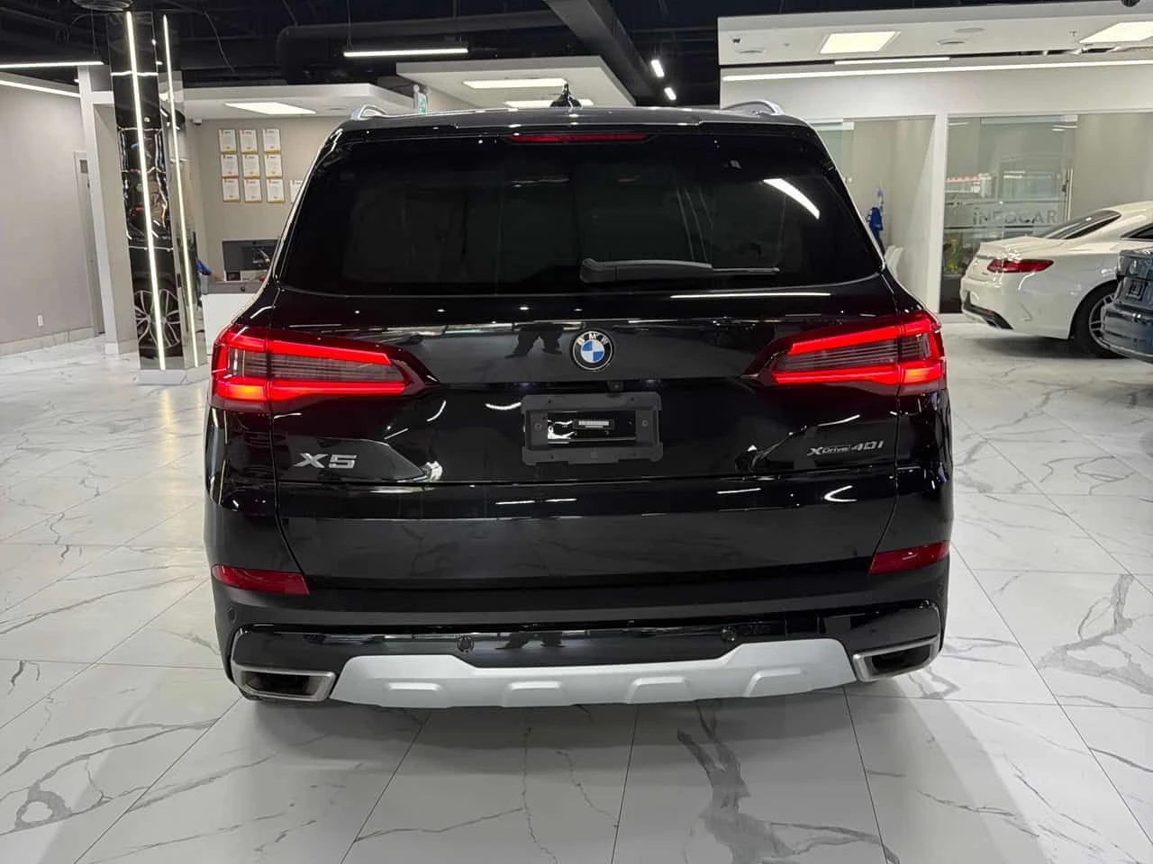 BMW X5 xDrive40i | CARFAX | АВТОКРЕДИТ БЕЗ ПЪРВОНАЧАЛНА , снимка 5 - Автомобили и джипове - 55251641