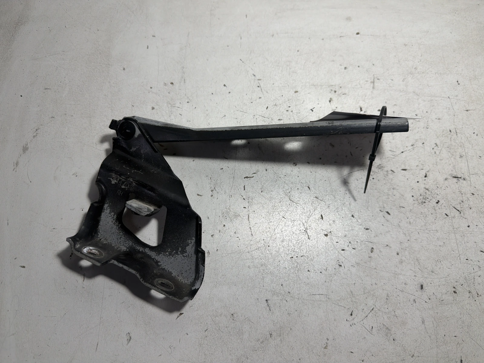 панта преден капак дясна 8K0823302B Audi A4