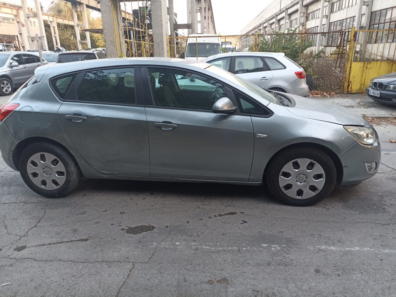 Opel Astra 1, 7 CDTI, снимка 3 - Автомобили и джипове - 38974734