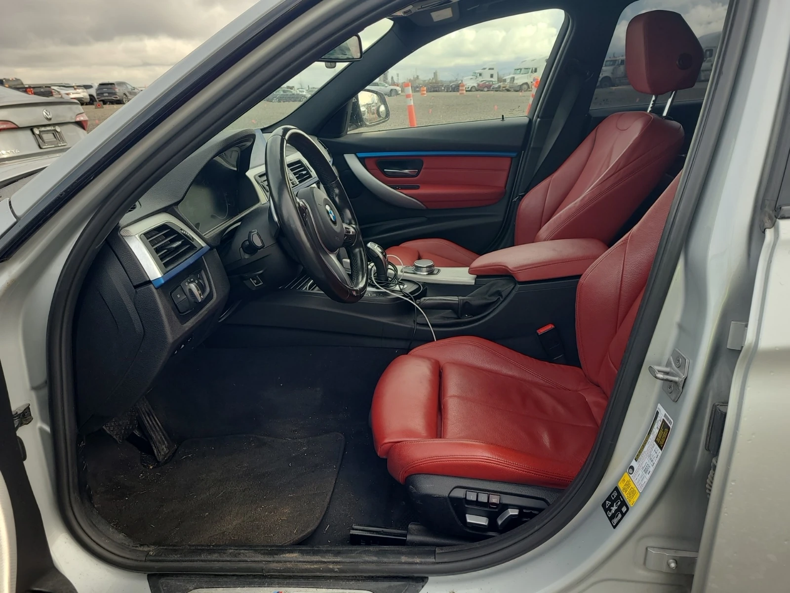 BMW 330 * M PACK* ДИГИТАЛНО ТАБЛО* RED INTERIOR*  - изображение 5