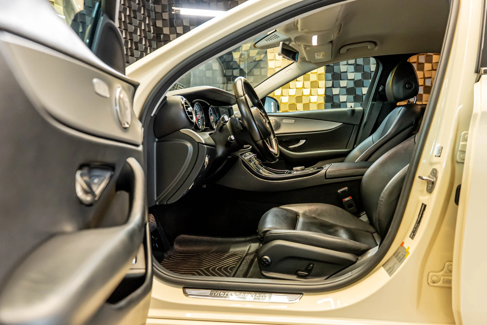 Mercedes-Benz E 200  TAXI - изображение 9