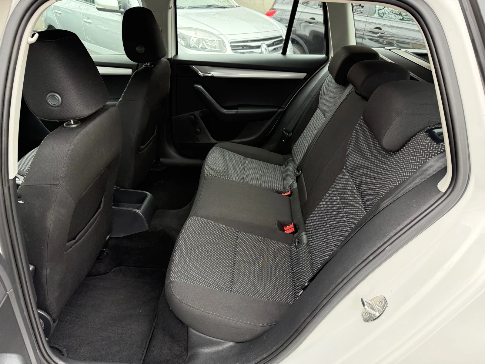 Skoda Octavia 1.6TDI Ambition 110к.с. - СУПЕР СЪСТОЯНИЕ! EURO6b, снимка 9 - Автомобили и джипове - 54028976