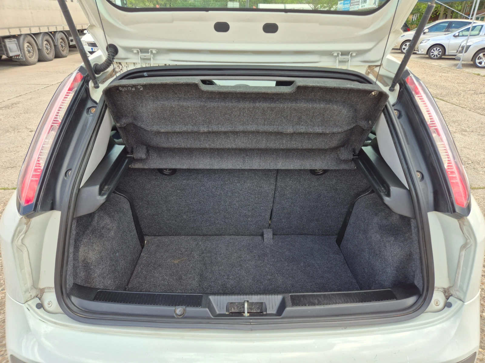 Fiat Punto 1.3Mjet-Италия, снимка 8 - Автомобили и джипове - 54574647