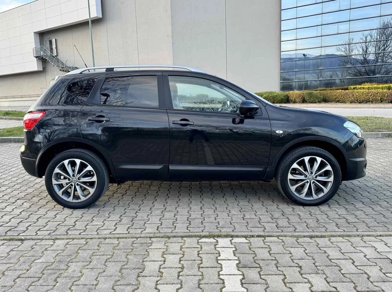 Nissan Qashqai 2.0i ПЕРФЕКТНА * КОЖЕН САЛОН * НАВИГАЦИЯ * КАМЕРА  - изображение 6