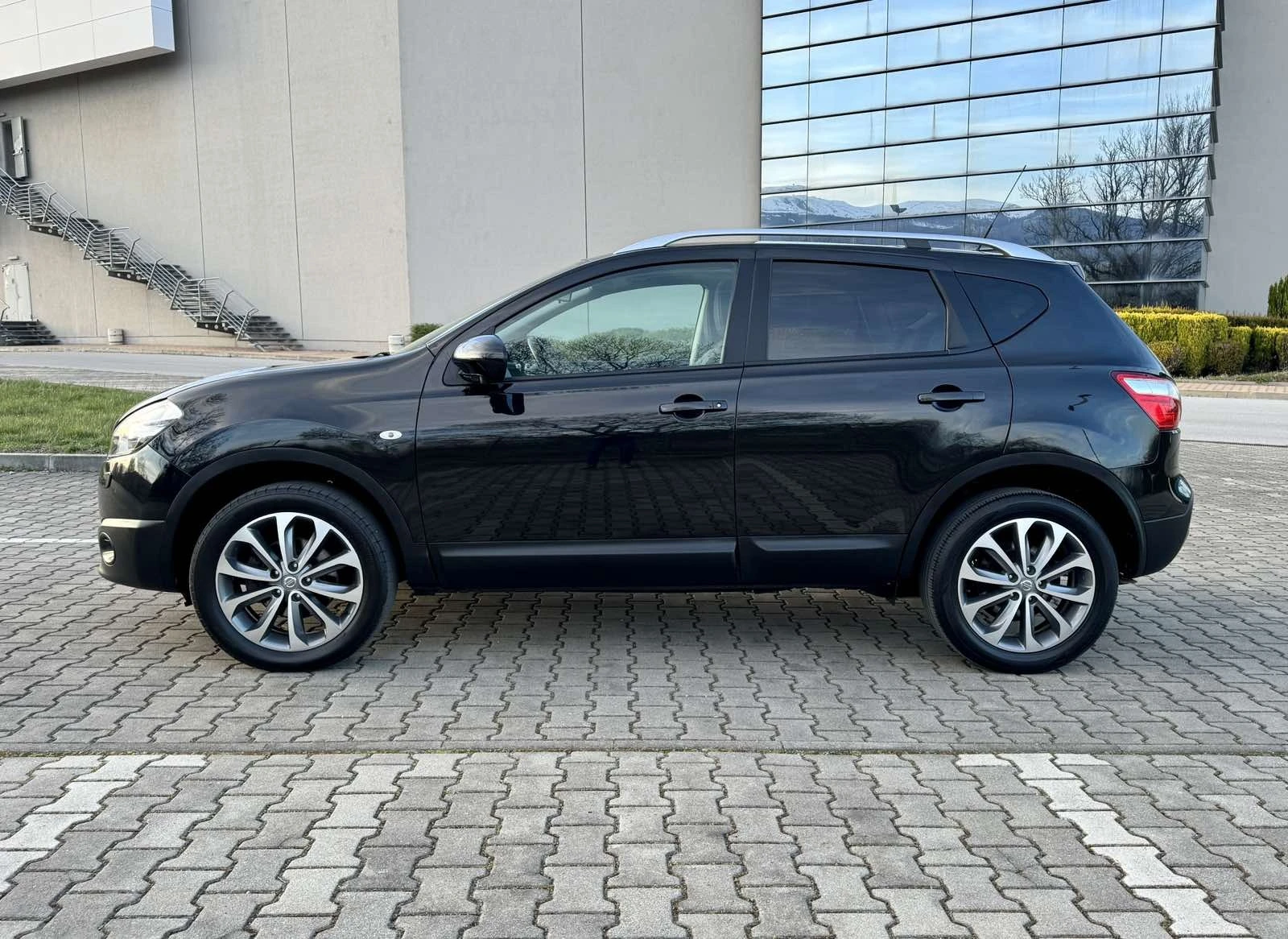 Nissan Qashqai 2.0i ПЕРФЕКТНА * КОЖЕН САЛОН * НАВИГАЦИЯ * КАМЕРА  - изображение 2