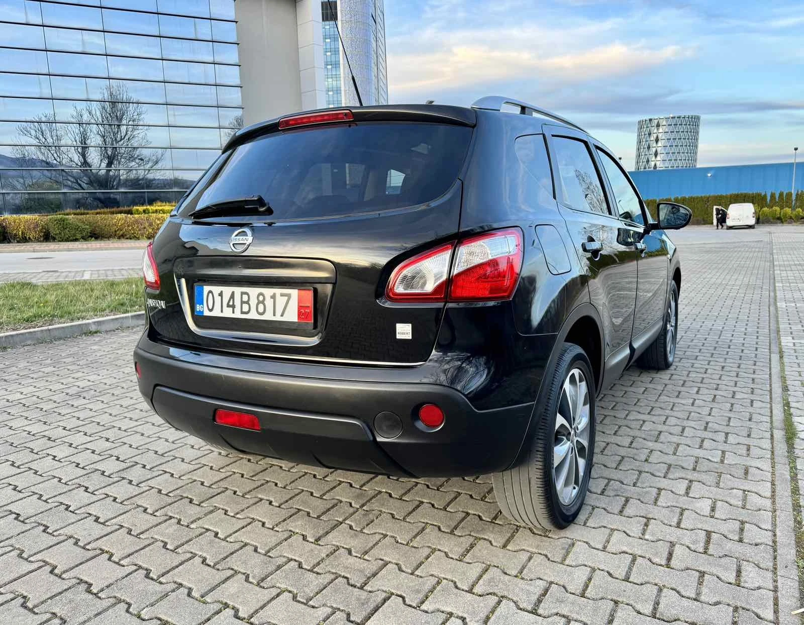 Nissan Qashqai 2.0i ПЕРФЕКТНА * КОЖЕН САЛОН * НАВИГАЦИЯ * КАМЕРА  - изображение 5