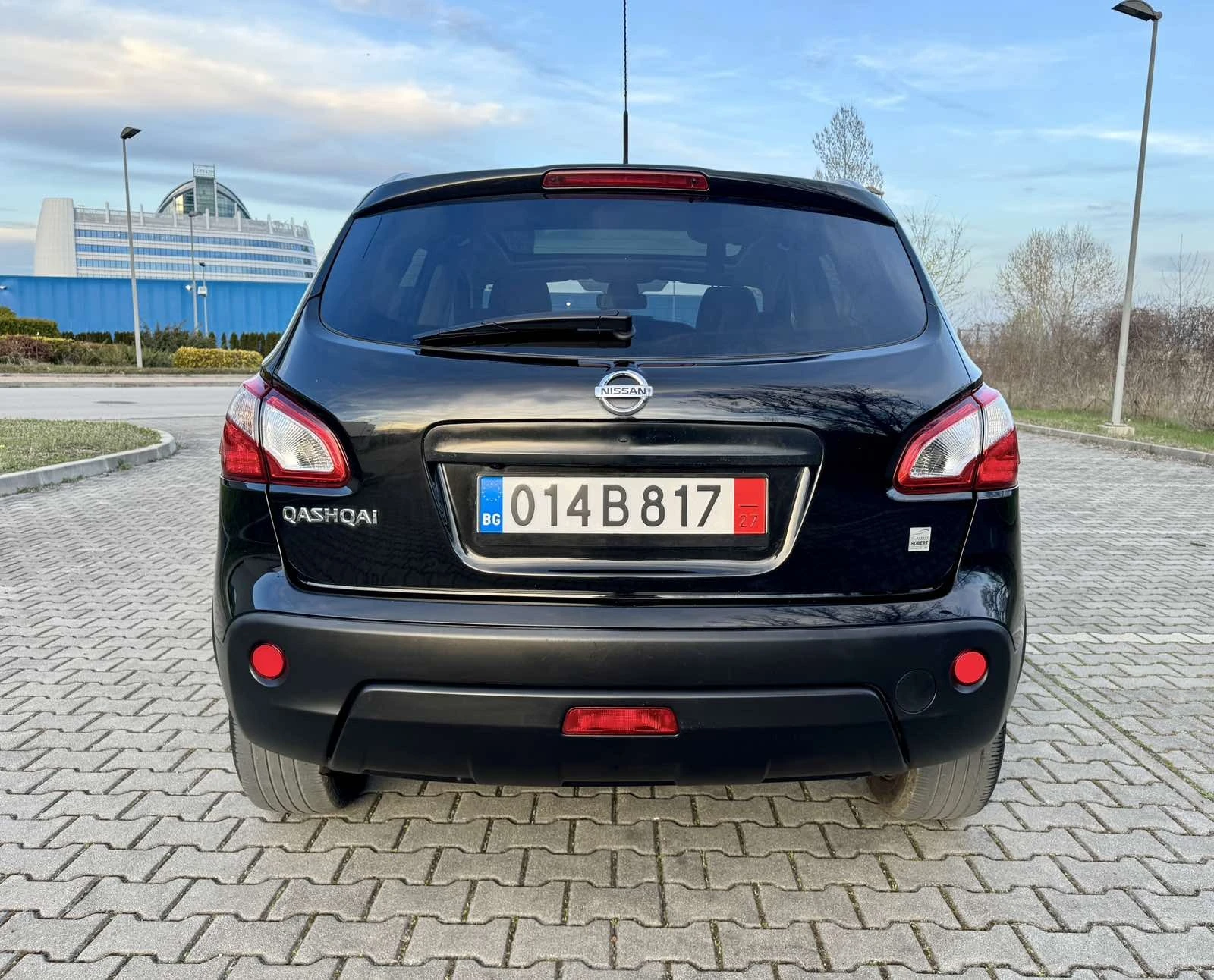 Nissan Qashqai 2.0i ПЕРФЕКТНА * КОЖЕН САЛОН * НАВИГАЦИЯ * КАМЕРА  - изображение 4