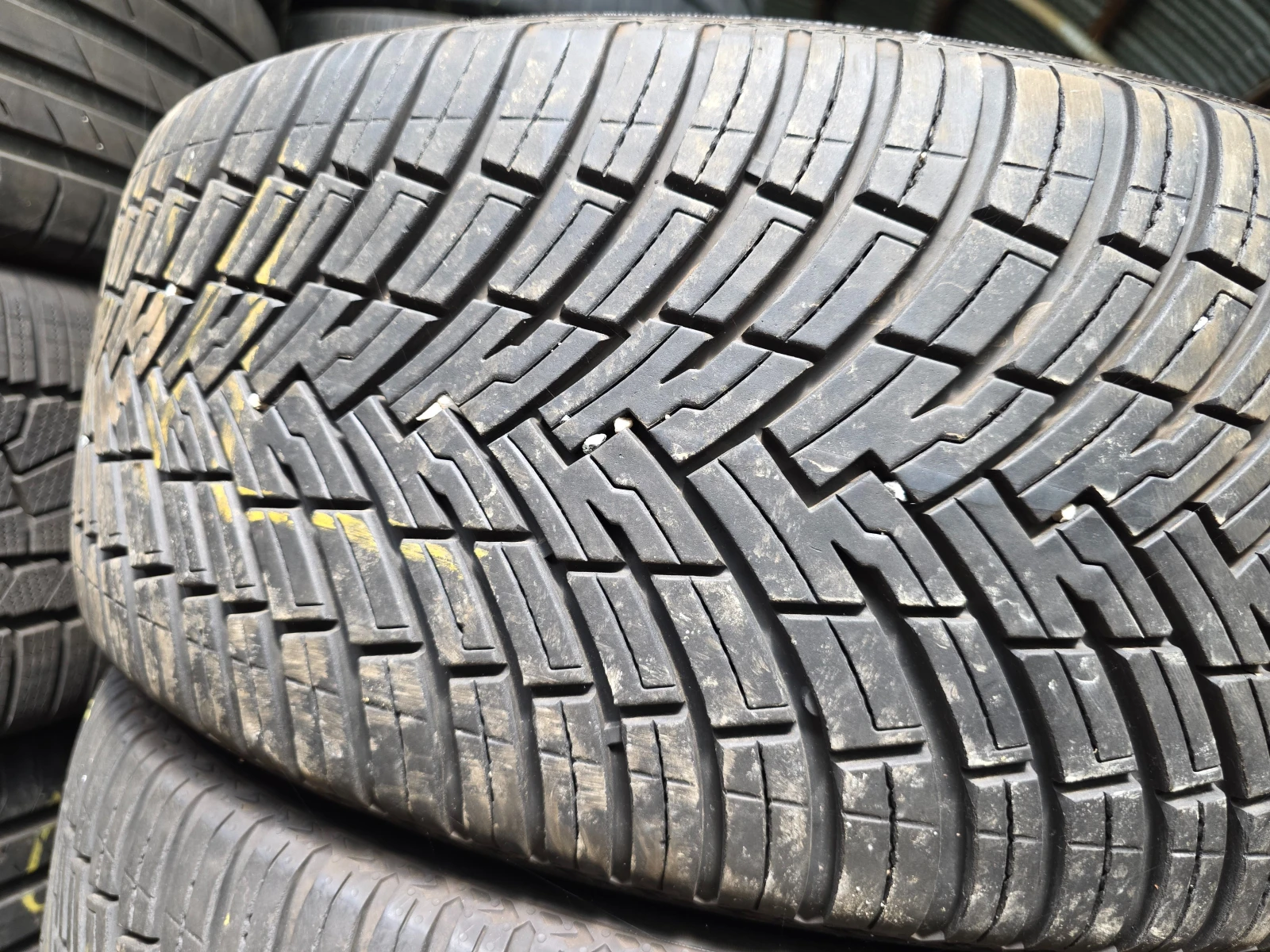 Гуми Всесезонни 235/45R20
