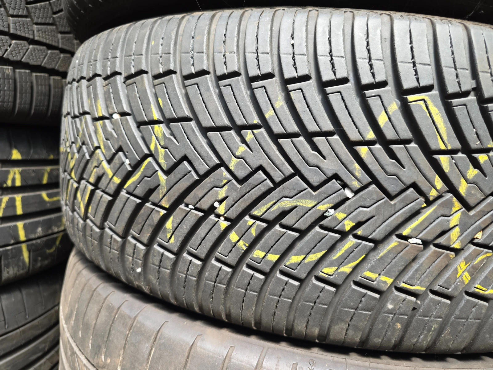 Гуми Всесезонни 235/45R20, снимка 4 - Гуми и джанти - 55492112