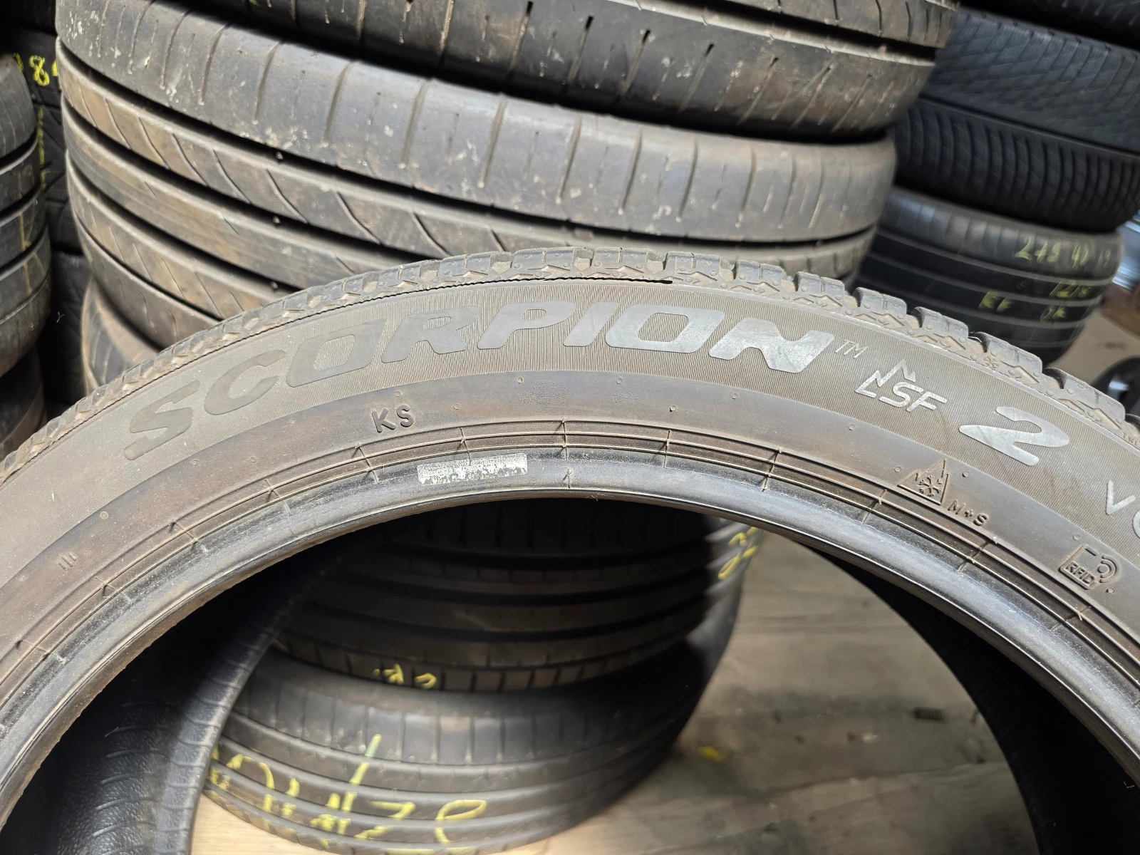 Гуми Всесезонни 235/45R20, снимка 7 - Гуми и джанти - 55492112