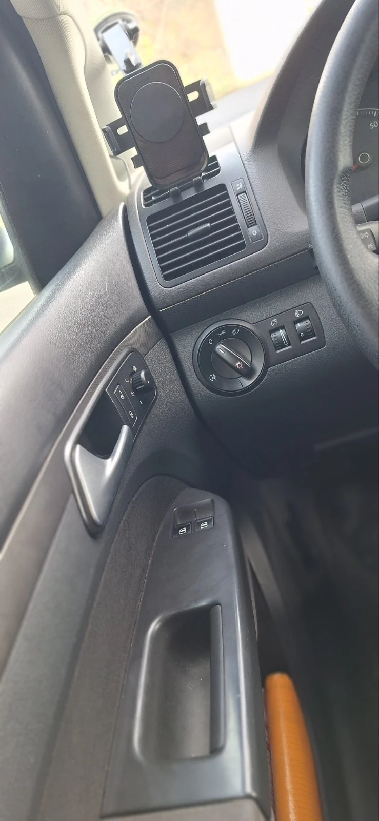 VW Touran, снимка 10 - Автомобили и джипове - 52773036