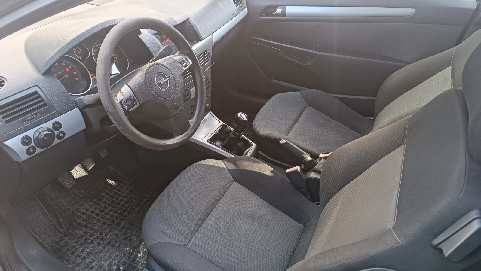 Opel Astra Astra H GTC 1.4 16v - изображение 4