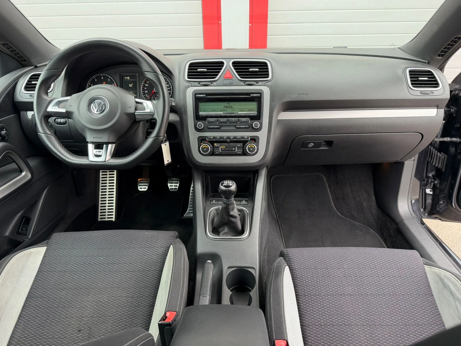VW Scirocco 1.4I R-LINE KLIMATRONIK 6-SPEED EVRO 5A ЛИЗИНГ!!!, снимка 14 - Автомобили и джипове - 55867768