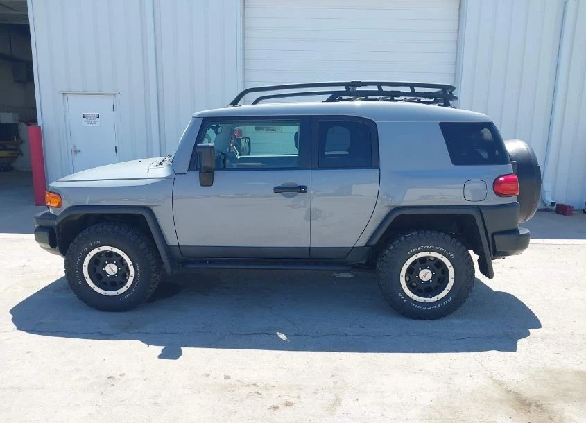 Toyota Fj cruiser 2013 TOYOTA FJ CRUISER - изображение 6