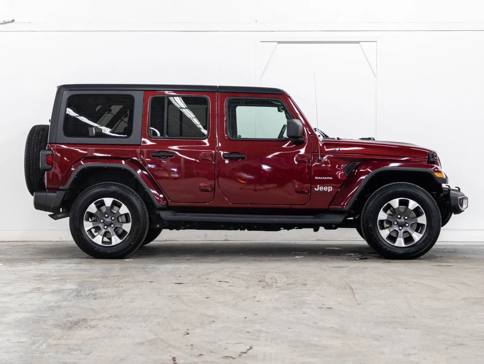 Jeep Wrangler UNLIMITED SAHARA CARPLAY* KEYLESS* CAM*  - изображение 3