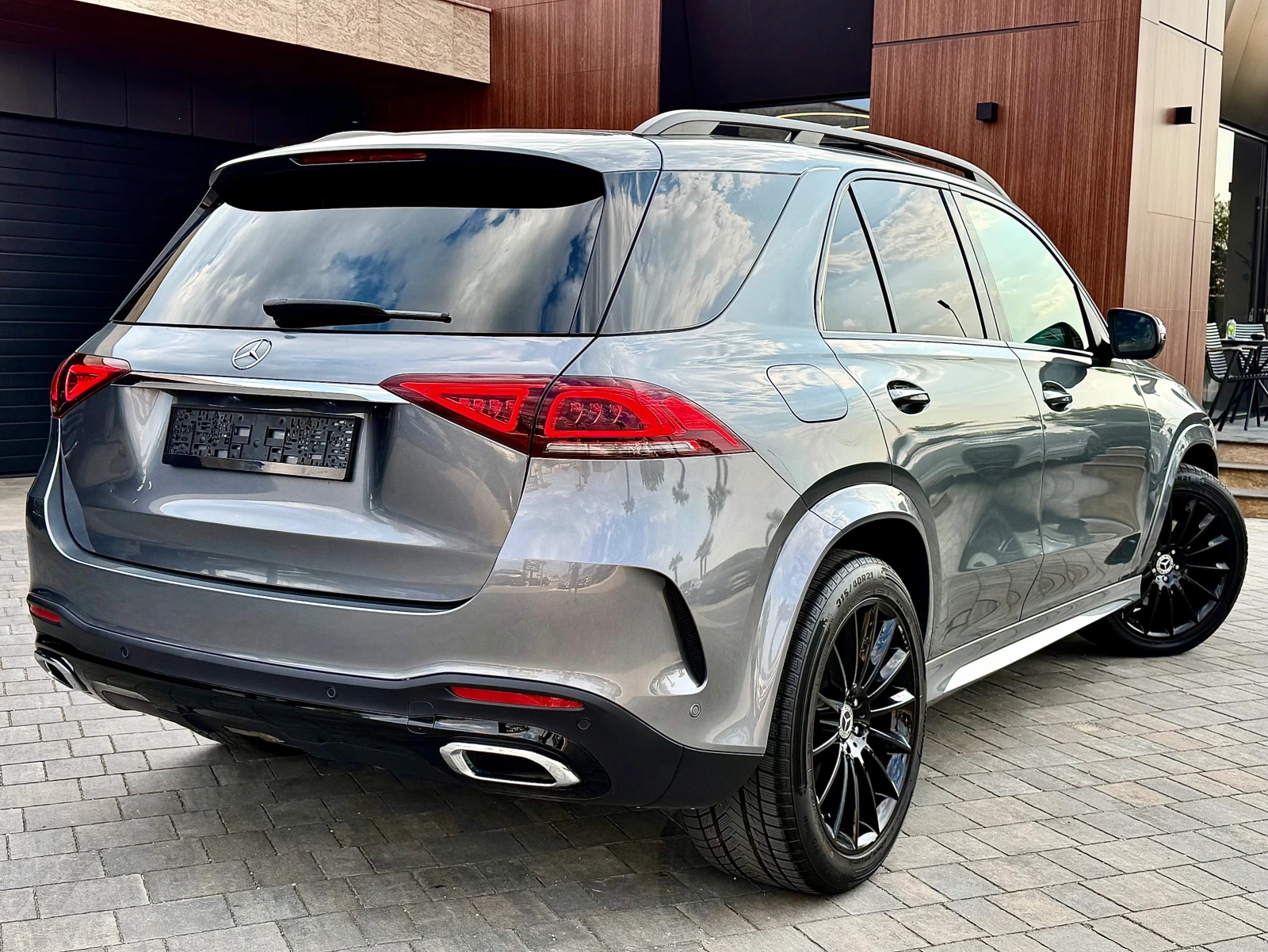 Mercedes-Benz GLE 350 AMG #PANO#DISTR#Cam360#Burmester#PODGREV#Keyless#, снимка 2 - Автомобили и джипове - 55582259