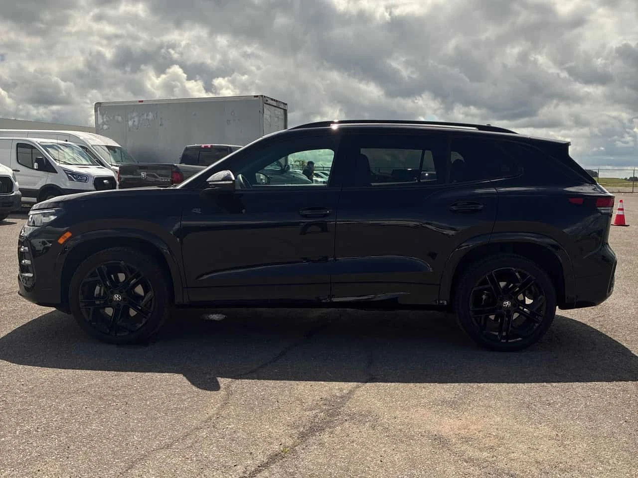 VW Tiguan Comfortline R Line Black Edition / CARFAX , снимка 2 - Автомобили и джипове - 55702343