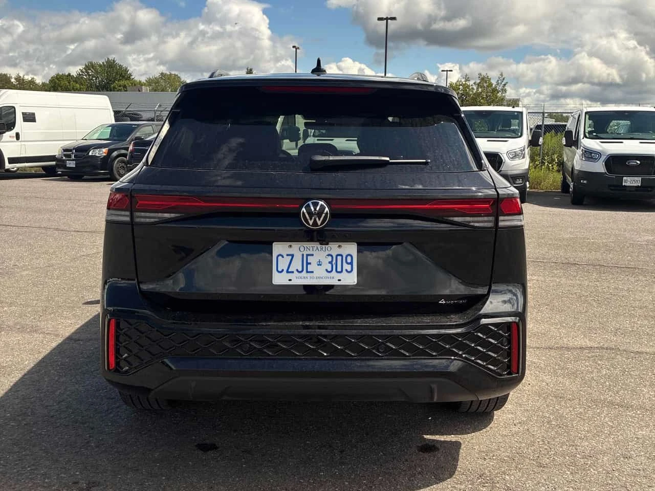 VW Tiguan Comfortline R Line Black Edition / CARFAX , снимка 4 - Автомобили и джипове - 55702343