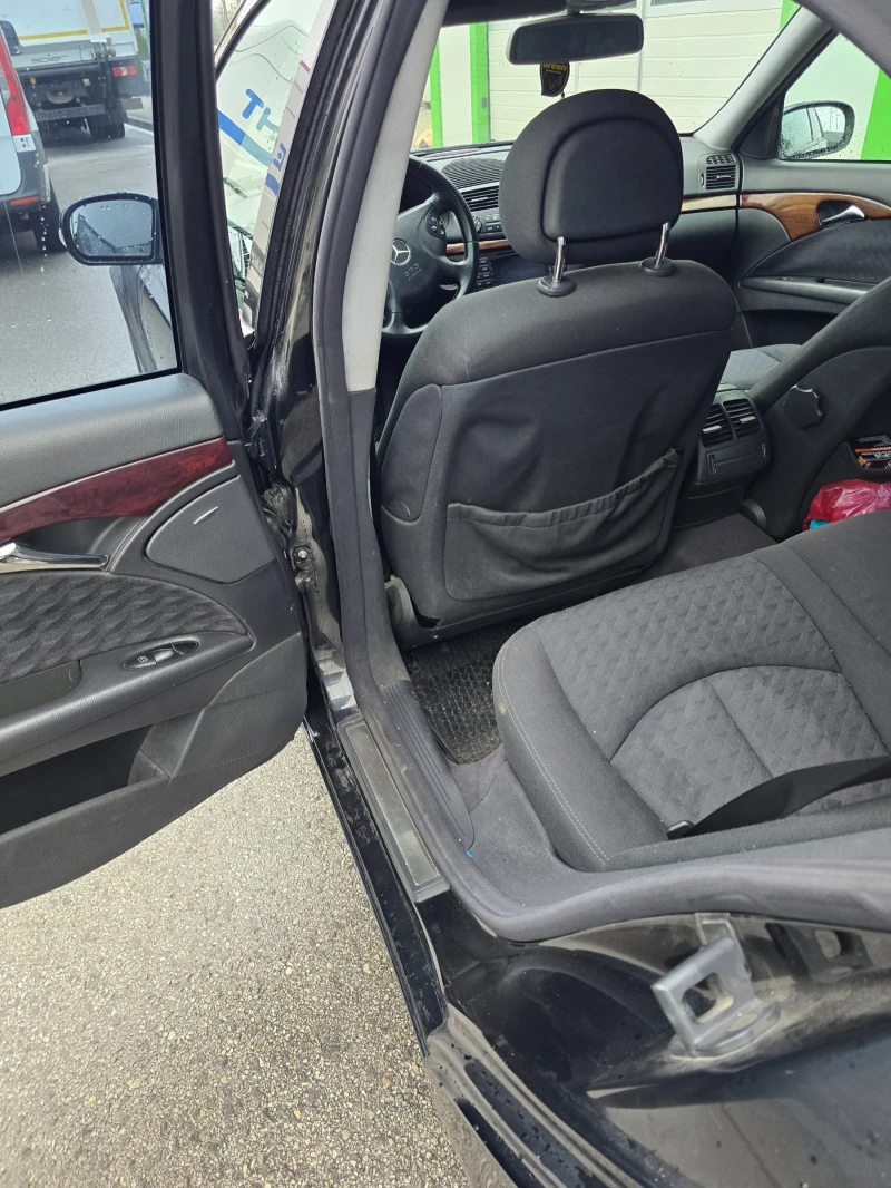 Mercedes-Benz E 220 Classic, снимка 10 - Автомобили и джипове - 52586125