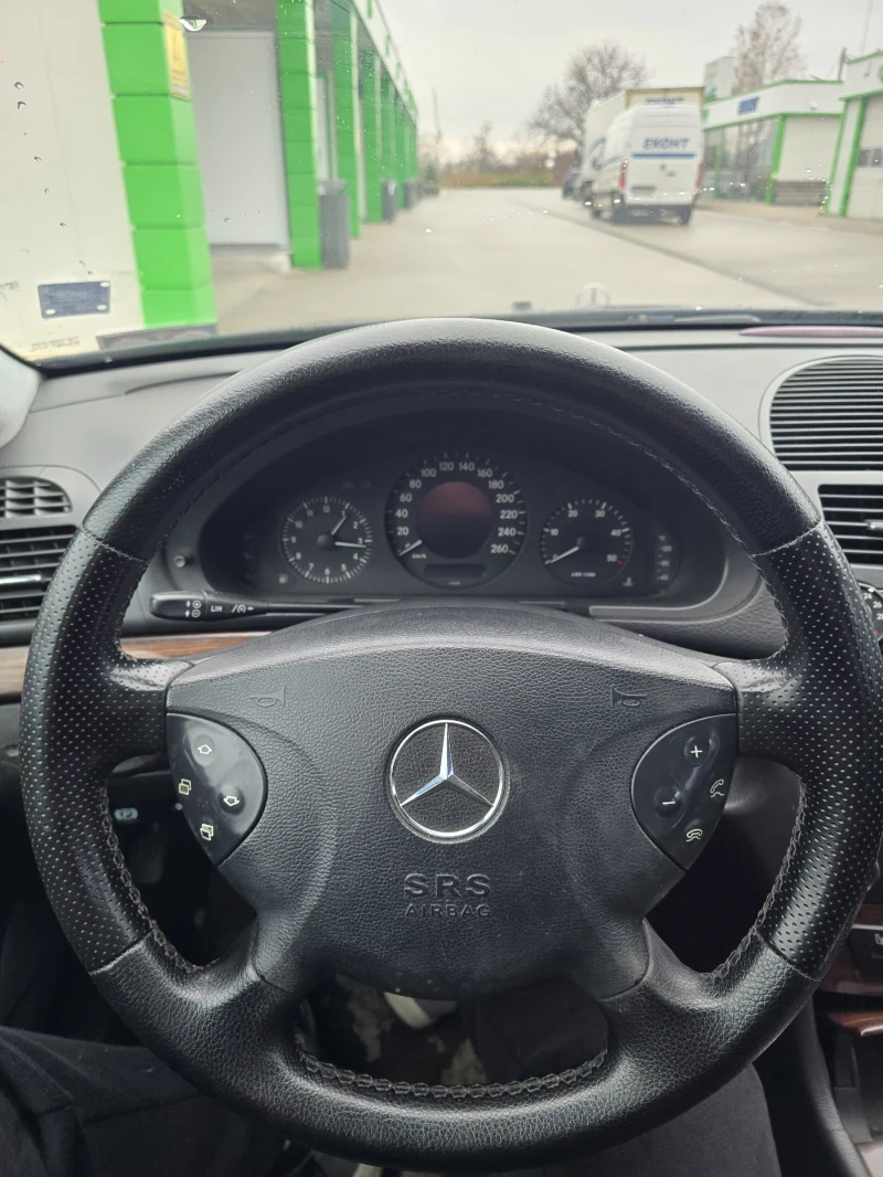 Mercedes-Benz E 220 Classic, снимка 9 - Автомобили и джипове - 52586125