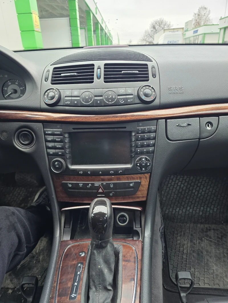 Mercedes-Benz E 220 Classic, снимка 8 - Автомобили и джипове - 52586125