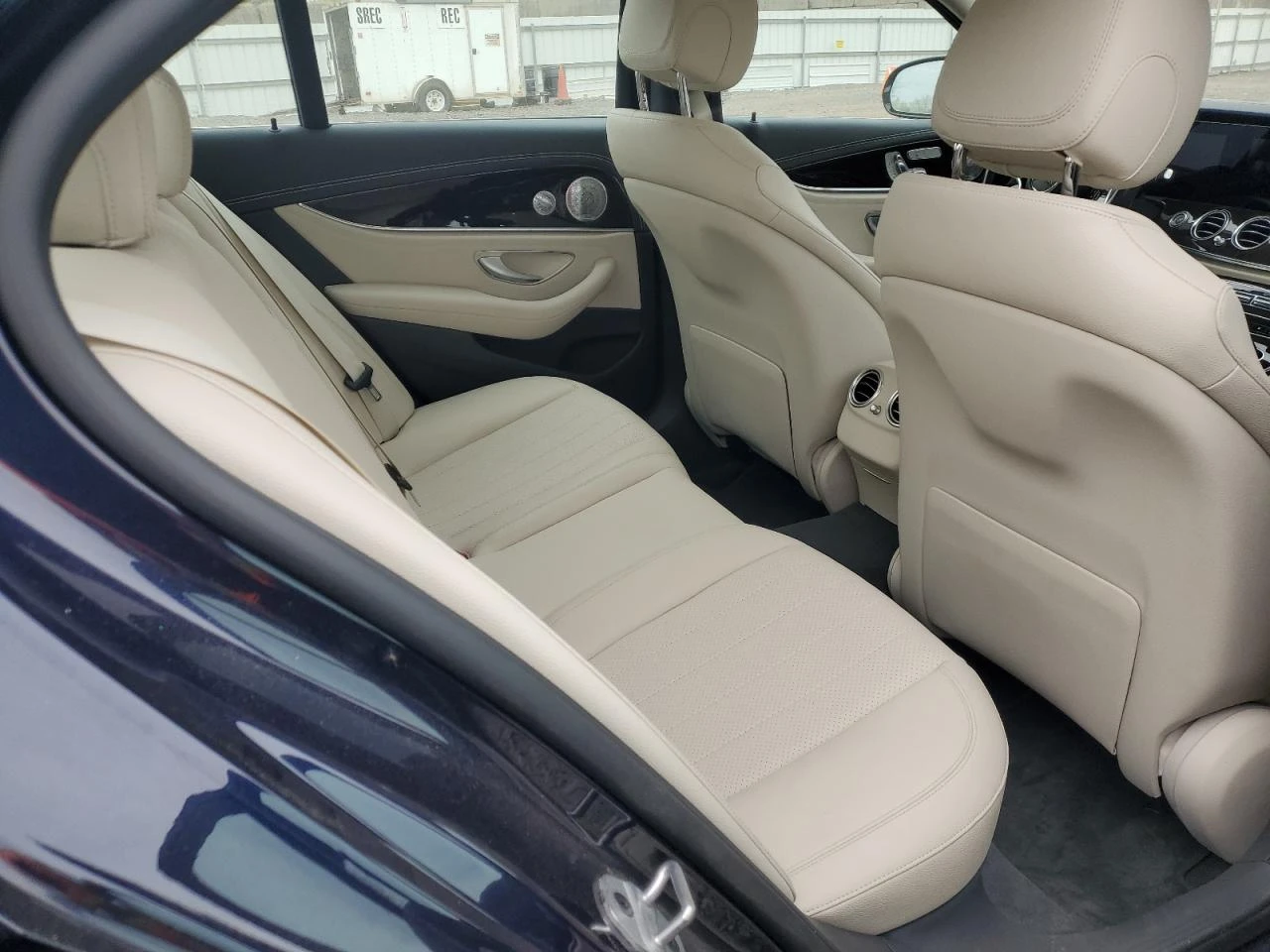 Mercedes-Benz E 350 4MATIC/BURMESTER/DIGITAL/ПАНО/AMG - изображение 10
