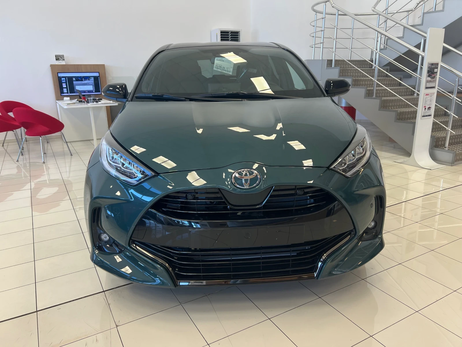 Toyota Yaris 1.5 HYBRID Elegance  - изображение 2