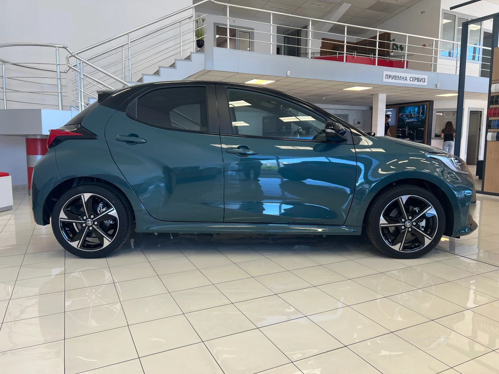 Toyota Yaris 1.5 HYBRID Elegance  - изображение 4