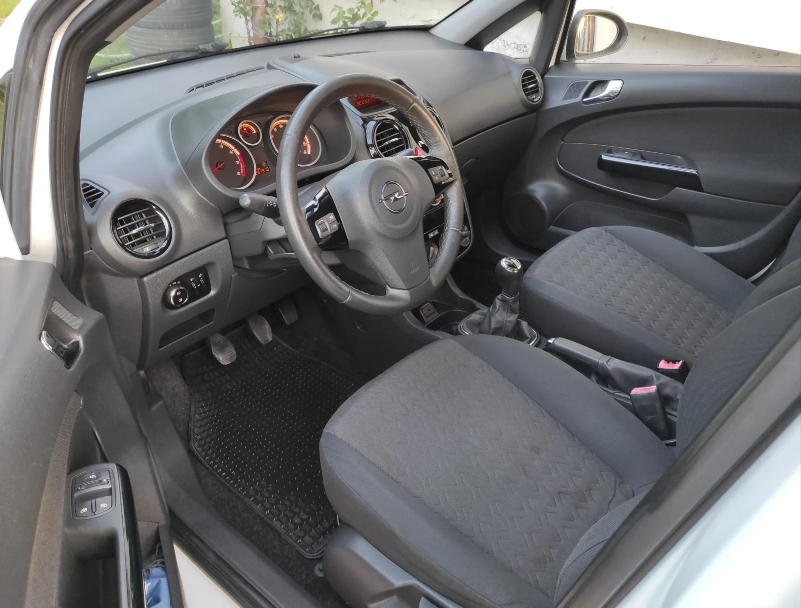 Opel Corsa ///BENZIN /GAS /EURO 5, снимка 5 - Автомобили и джипове - 54559350