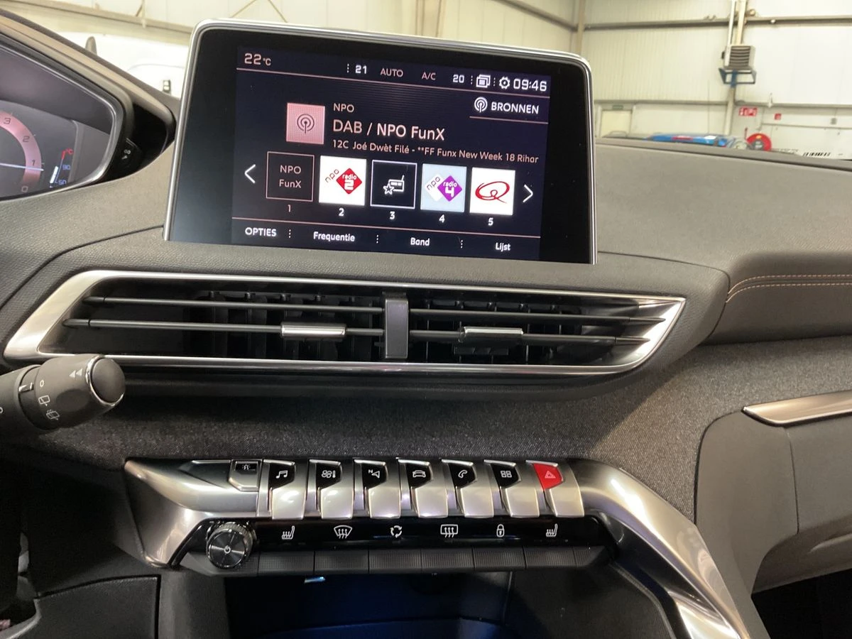 Peugeot 3008 1.6 PureTech Allure, снимка 7 - Автомобили и джипове - 56156329