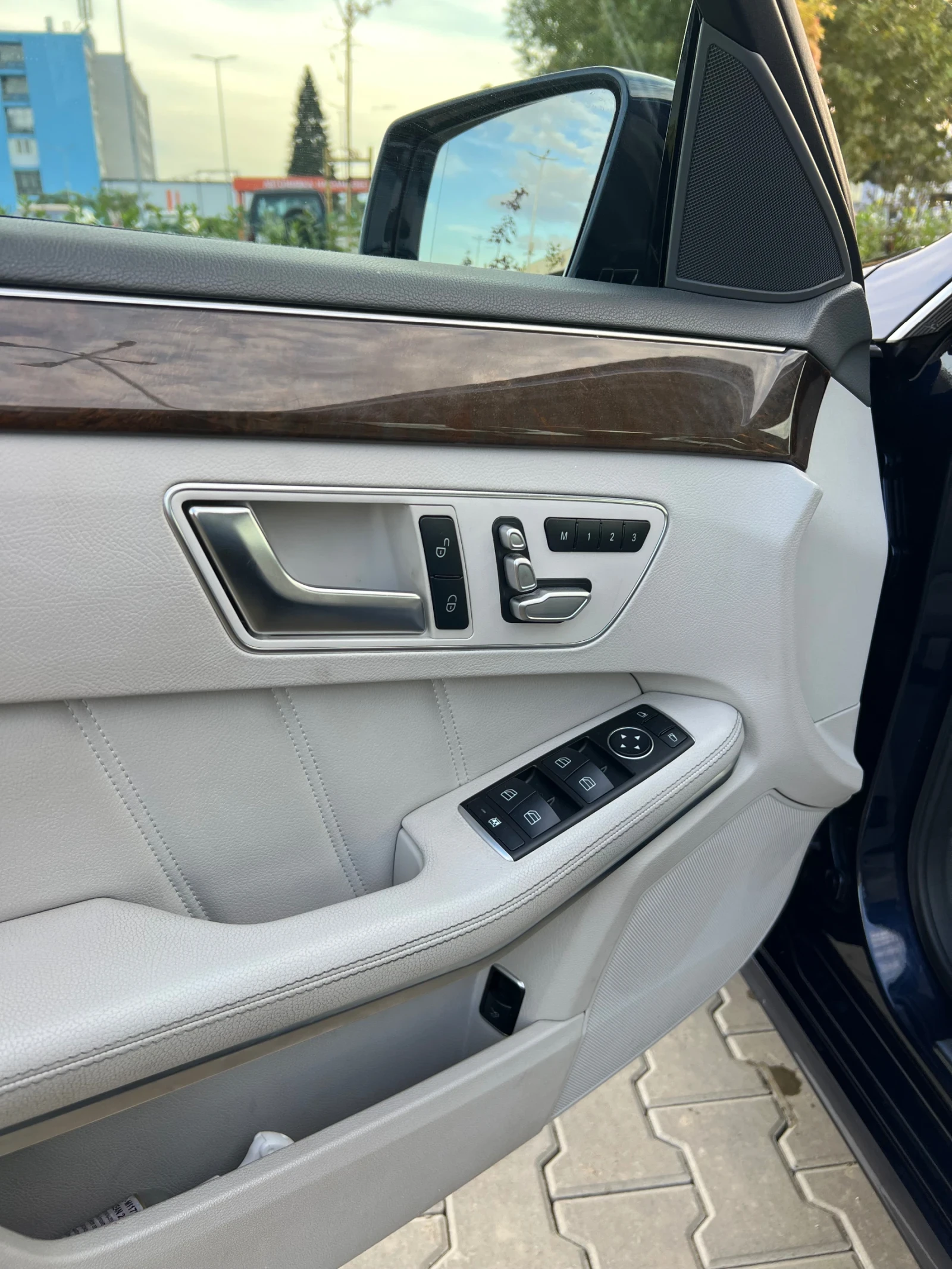 Mercedes-Benz E 400 4 matic, снимка 11 - Автомобили и джипове - 56345619