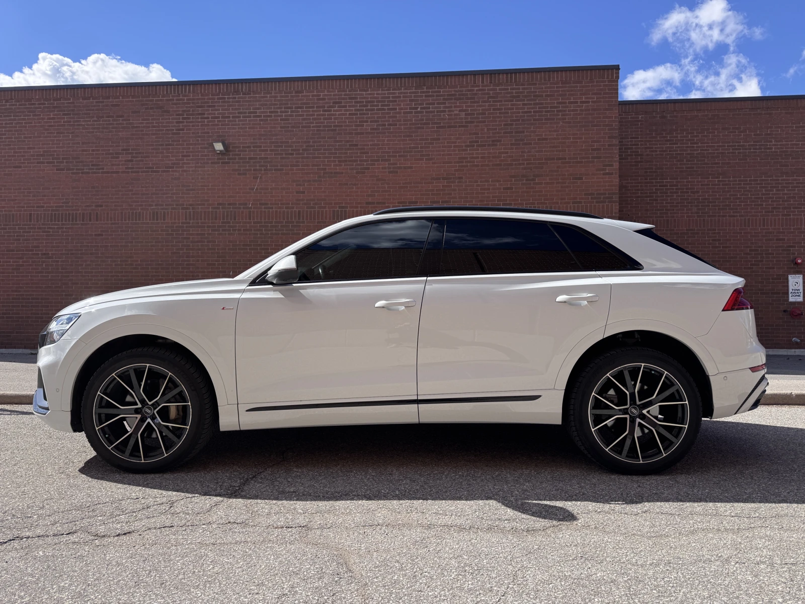 Audi Q8 Progressiv Black Optic / 360 / Carfax, снимка 2 - Автомобили и джипове - 56440003