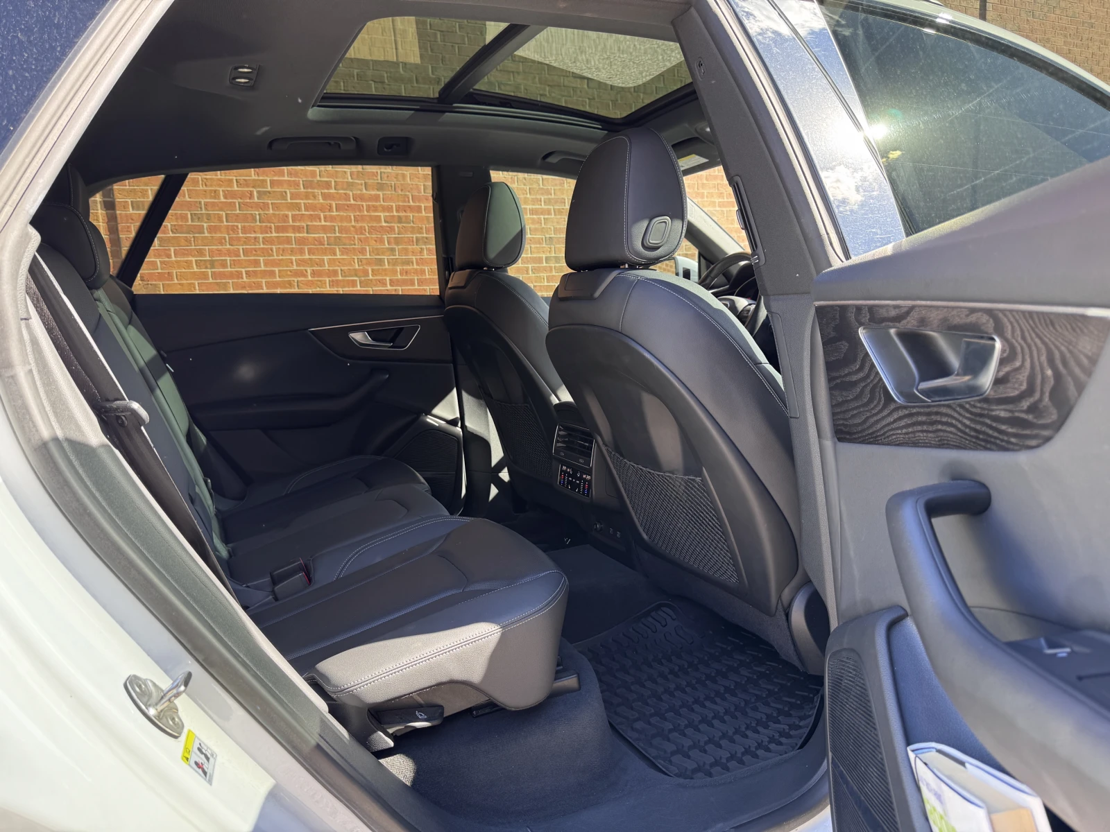 Audi Q8 Progressiv Black Optic / 360 / Carfax, снимка 13 - Автомобили и джипове - 56440003