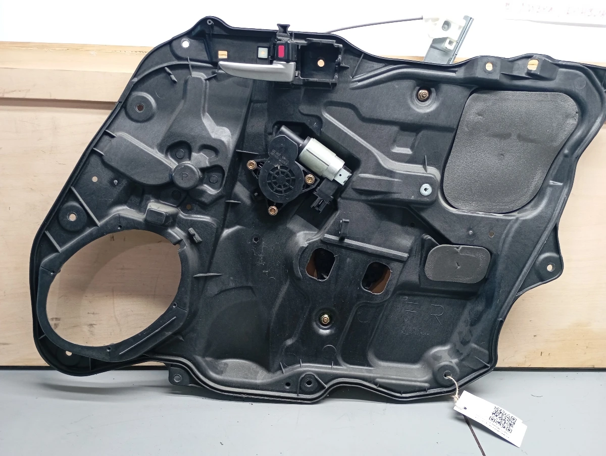 ел.машинка за предно дясно стъкло Мазда 3 2.0 бензин