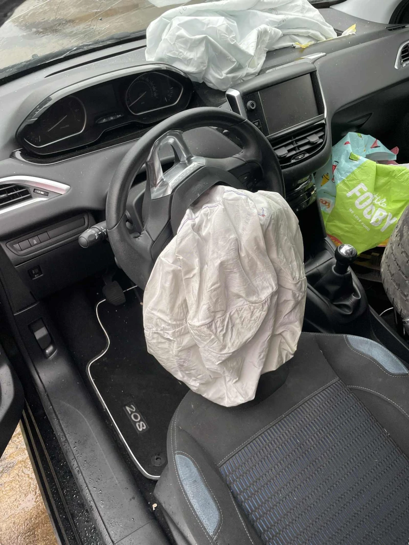 Peugeot 208 VTi, снимка 4 - Автомобили и джипове - 51934254