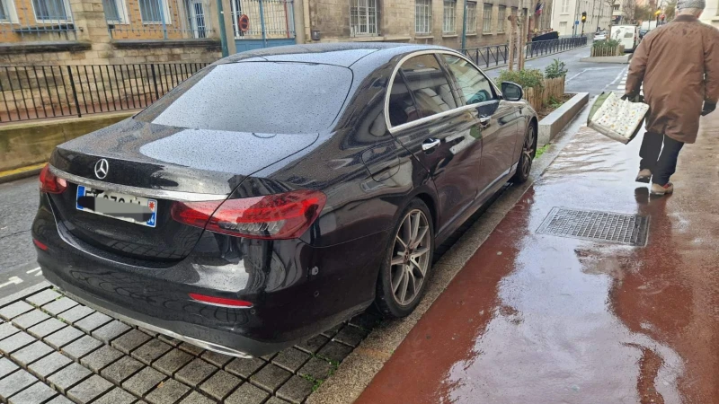 Mercedes-Benz E 220 AMG, снимка 3 - Автомобили и джипове - 53471584