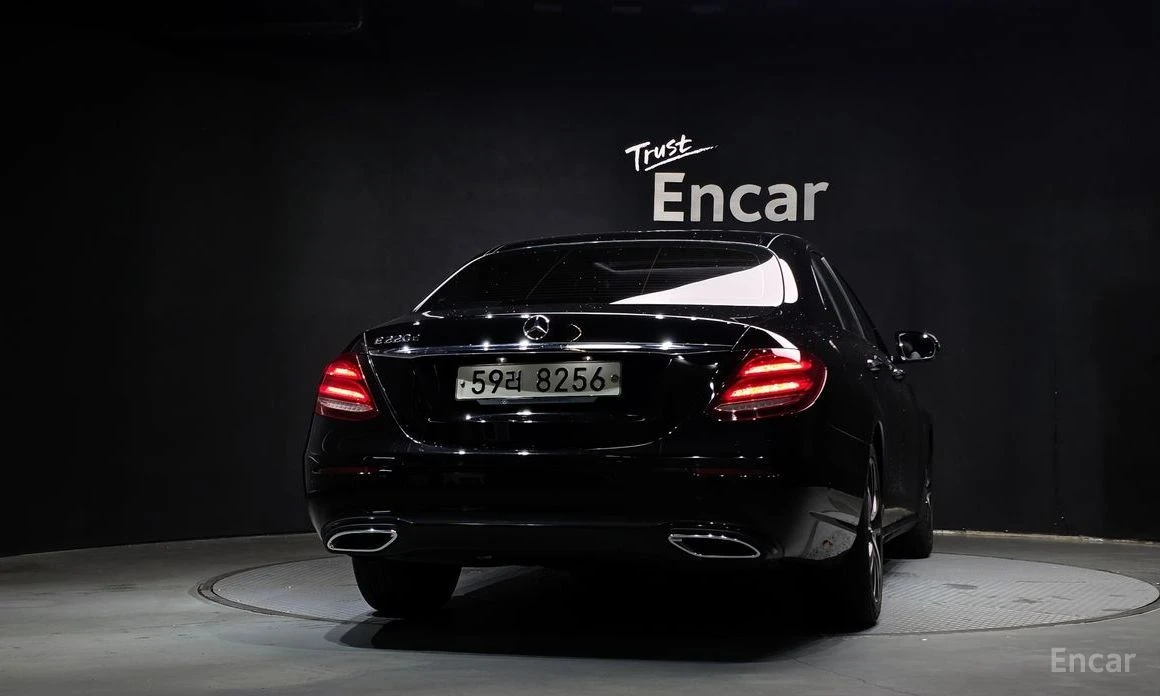 Mercedes-Benz E 220, снимка 4 - Автомобили и джипове - 56576175