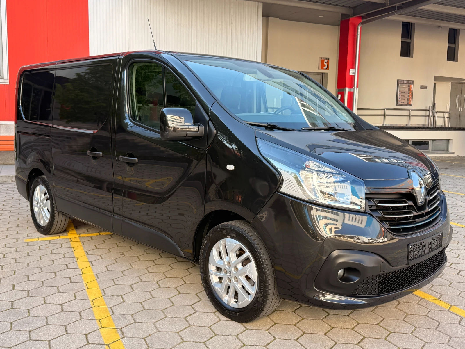 Renault Trafic 1.6DCI* NAVI* КАМЕРА* KEYLESS* , снимка 3 - Бусове и автобуси - 54441648