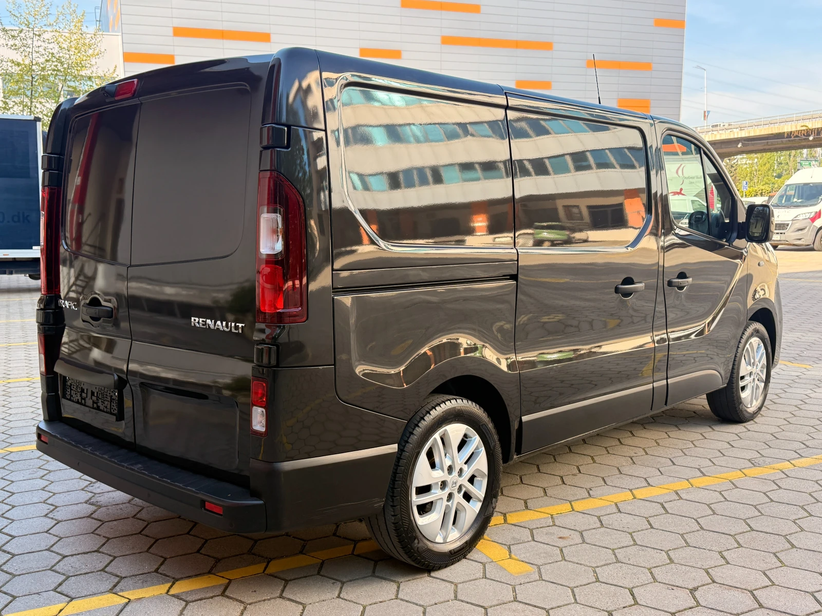 Renault Trafic 1.6DCI* NAVI* КАМЕРА* KEYLESS* , снимка 4 - Бусове и автобуси - 54441648