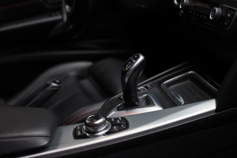 BMW 320 2.0d Sport , снимка 12 - Автомобили и джипове - 52037844