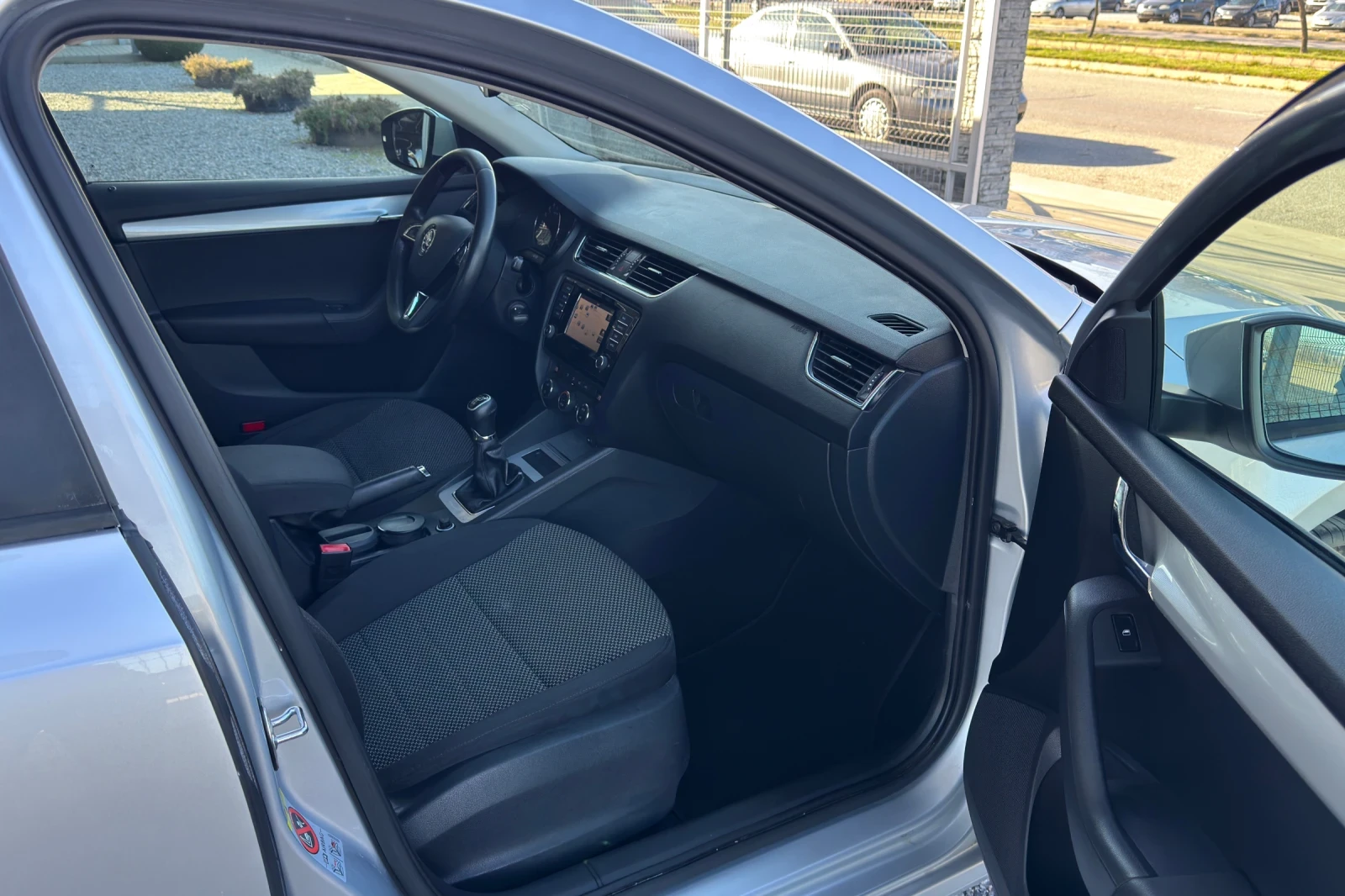 Skoda Octavia 1.6TDI 105кс * ПЕРФЕКТЕН* , снимка 9 - Автомобили и джипове - 53814239